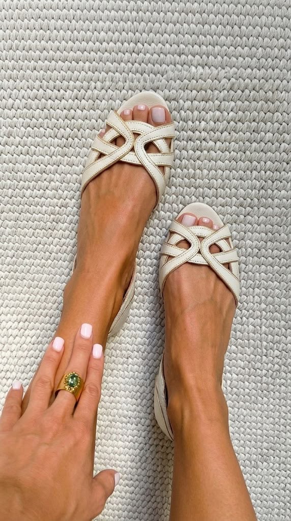 Camilla | Eleganta Krämfärgade Flätade Sandaler